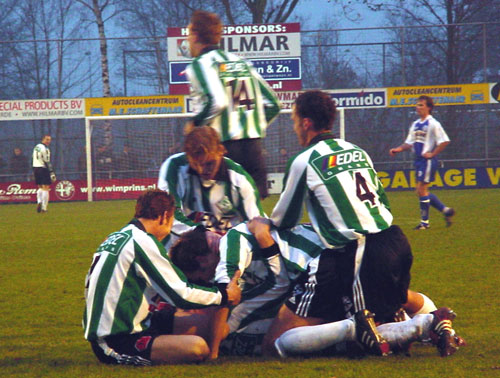 Wiljan Kattenberg word bedolven door zijn medespelers nade gelijkmaker 2-2(Foto HelmichLubberts)